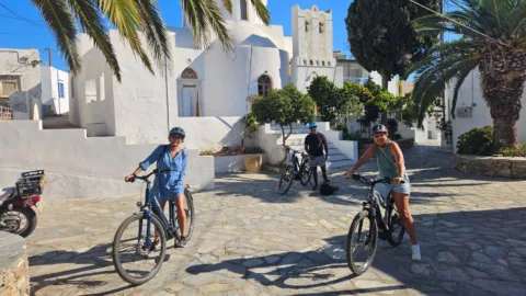 Fietsers aan kerkje in dorp op Sifnos