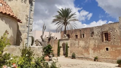 De tuin van het klooster van Arkadi