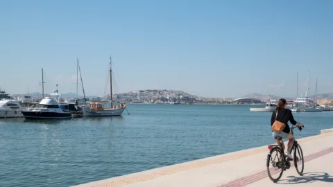 Fietser aan de kust van Athene