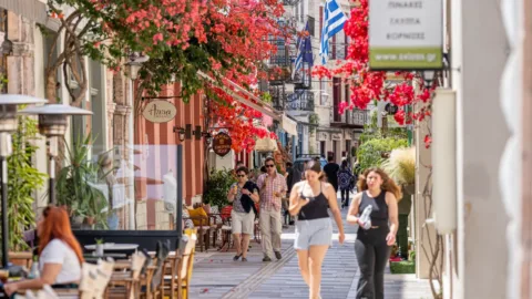Straatbeeld in Nafplio met bloemen