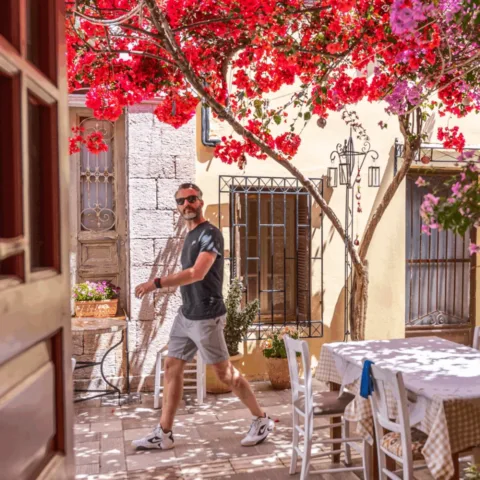 Man onder een boom met bloemen in Nafplio