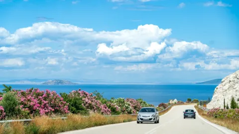 Uitzicht op de zee vanuit de auto op de Peloponnesos