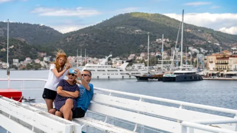 Mensen op de boot op Poros