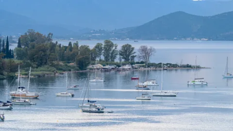 Bootjes in de zee vanaf Galatas