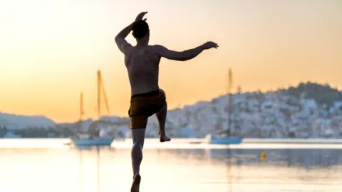 Een duik in de zee op de glamping in Galatas