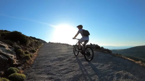 Fietser op de berg op Sifnos