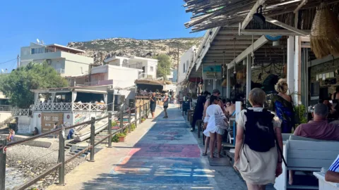 Kleurrijk wandelpad in Matala