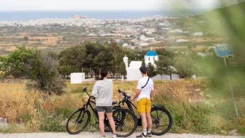 Mensen met de fietsen kijken naar uitzicht op Naxos