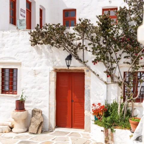 Rode deur met boom in Naxos Stad