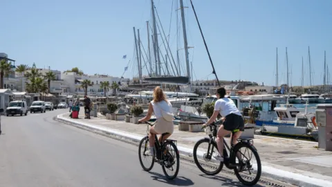 Twee fietsers in de haven van Naxos Stad