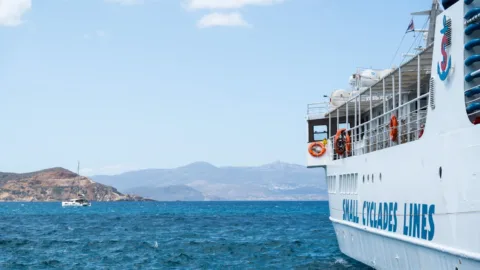 Zijzicht van de ferry op Naxos