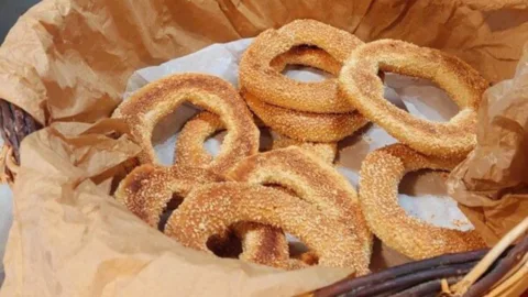 Mand met koulouris op wandeltour in Chania