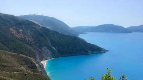 Uitzicht met bergen en zee op Lefkas