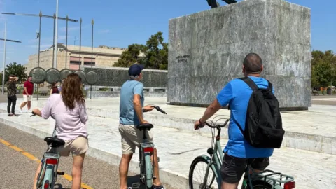Groep fietsers bij het standbeel van Alexander de Grote