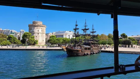 Piratenboot aan de Witte Toren van Thessaloniki