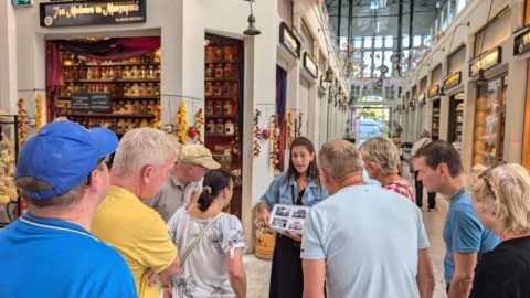 Groep op de markt bij de Smaak van Thessaloniki wandeltour