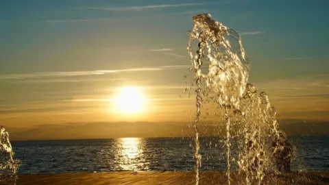 Zee bij zonsondergang in Thessaloniki