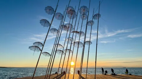 De paraplu’s van Thessaloniki bij zonsondergang