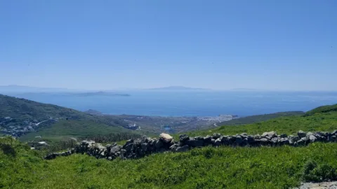Uitzicht vanaf de berg op Tinos