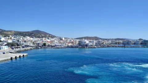 Aankomst in de haven van Tinos