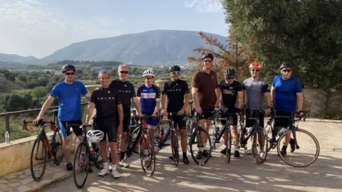 Groep met fietsen in Porto Rafti