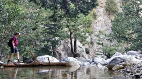 Rivier oversteek in de Samaria kloof