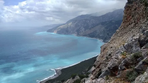 Uitzicht vanaf een berg op blauwe zee in Kreta