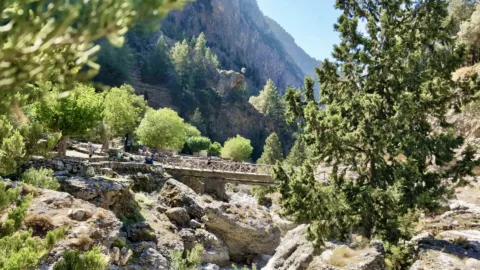 Brug over een riviertje in de Samaria kloof