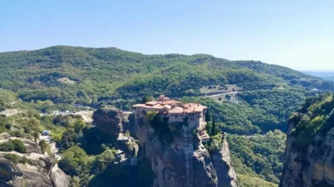 Uitzicht op een groot klooster in Meteora