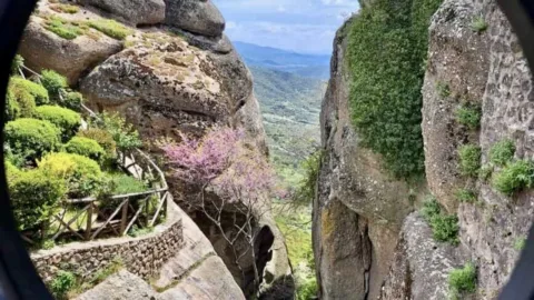 Uitzicht door een hek op een kloof in Zagori