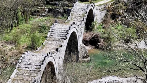 Brugje over rivier met drie bogen in Zagori