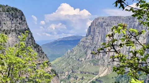 Uitzicht met bogen op de Vikos kloof in Zagori