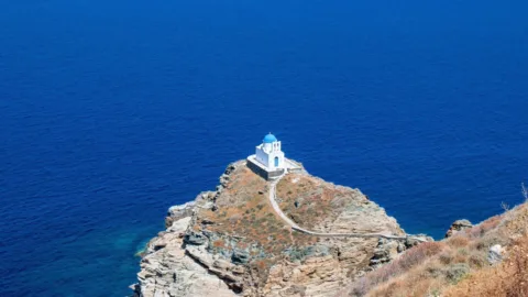 Kerkje op Sifnos vanaf een berg